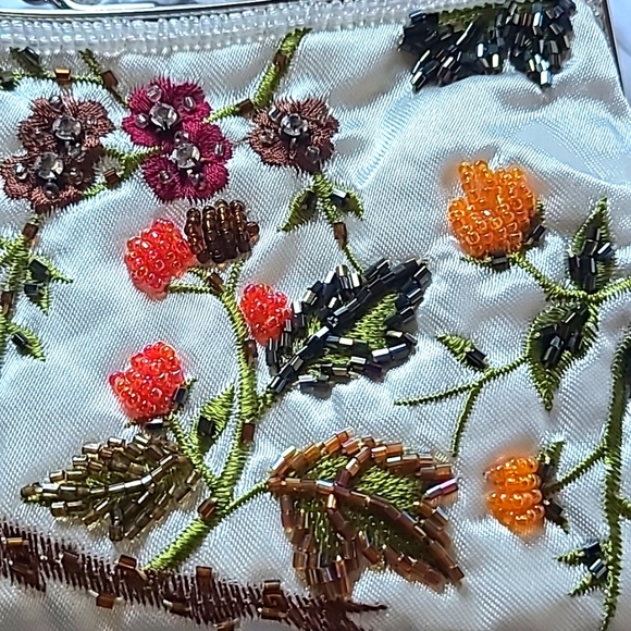 Hand beaded handbag - Picture 7 of 10